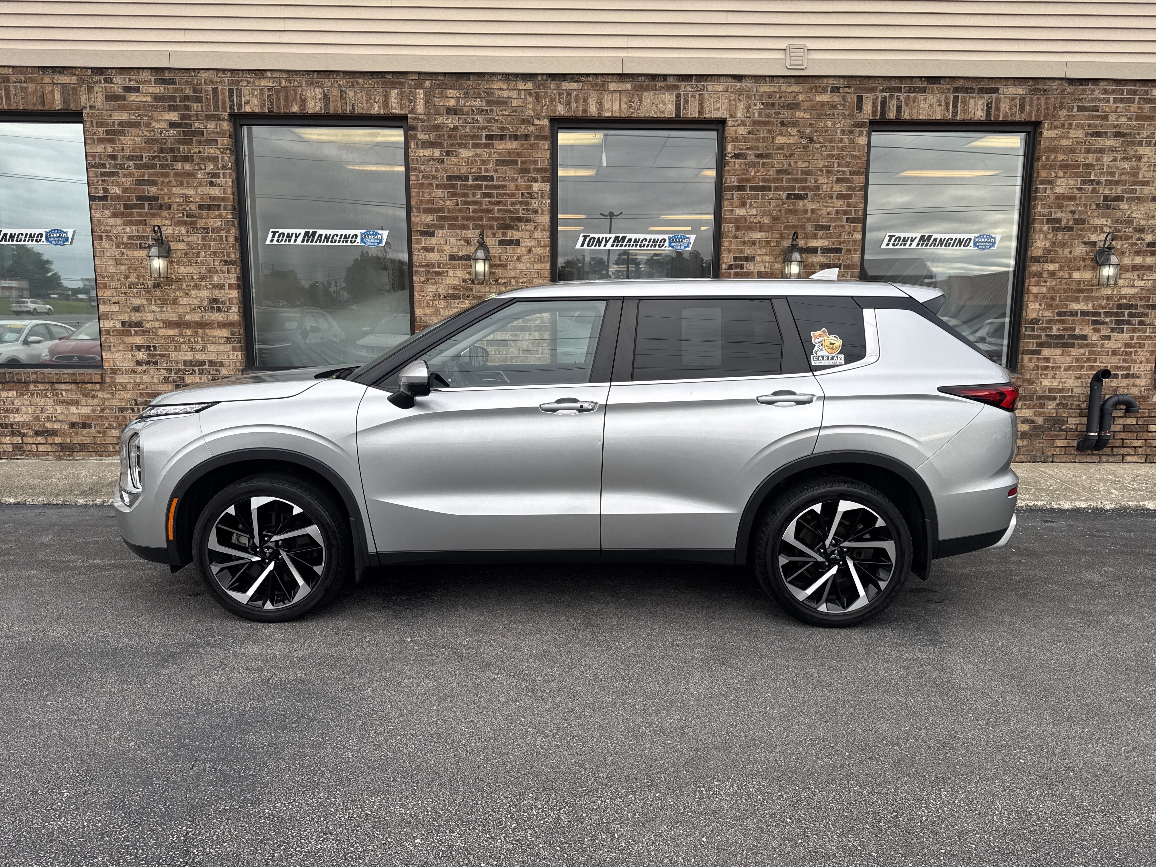 Used 2022 Mitsubishi Outlander SE AWD/4WD image 2