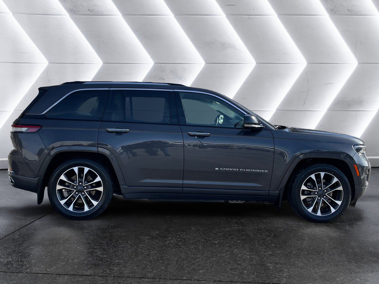 Used 2024 Jeep Grand Cherokee Overland w/ Advanced Protech Group III AWD/4WD image 7