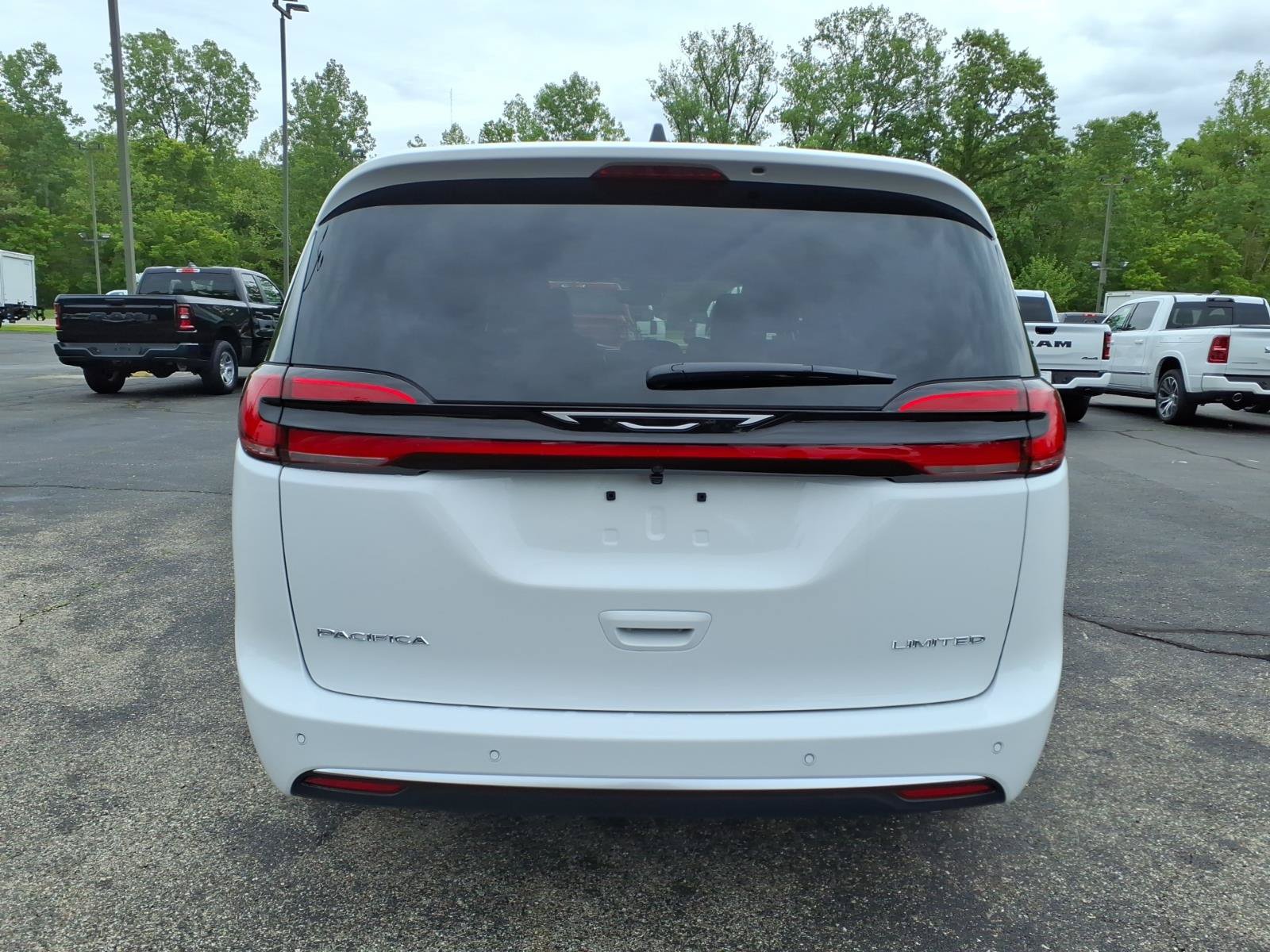 New 2027 Chrysler Pacifica Limited FWD image 6