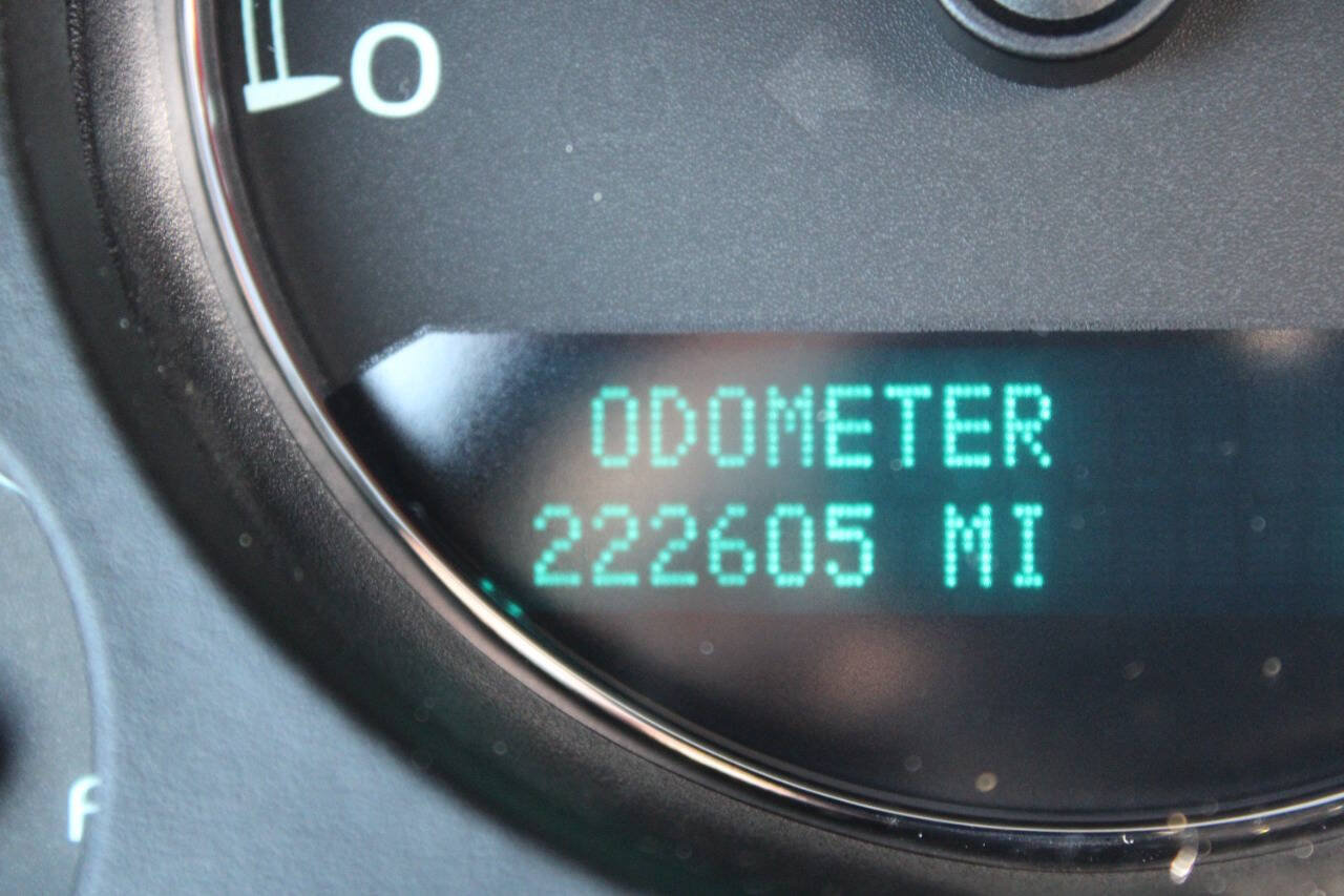 Used 2011 Chevrolet Suburban LTZ AWD/4WD image 17