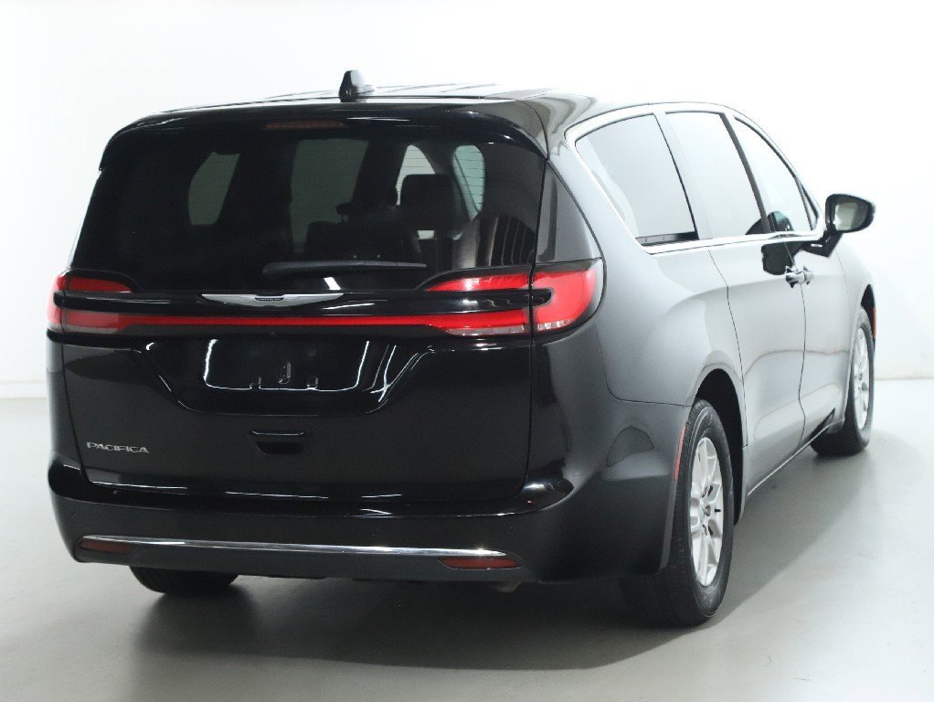 Used 2024 Chrysler Pacifica Touring-L image 46