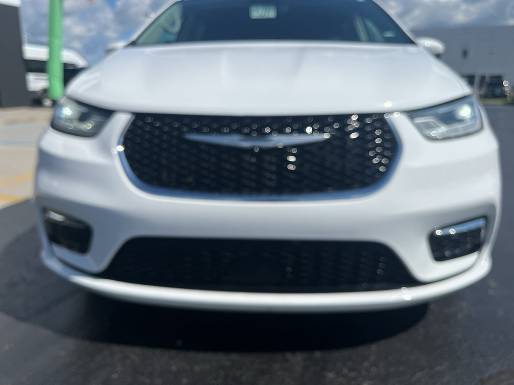 Used 2023 Chrysler Pacifica Touring-L FWD image 5