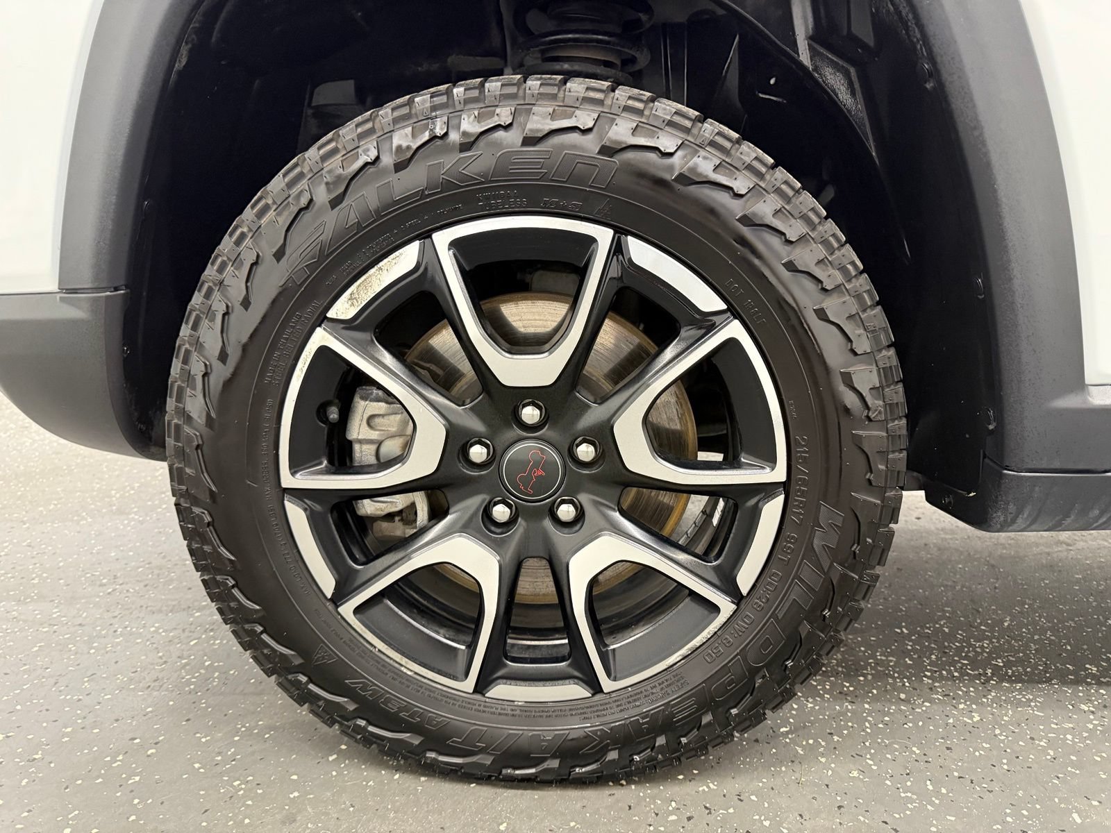 Used 2025 Jeep Compass Trailhawk AWD/4WD image 18