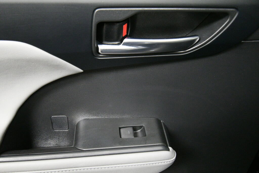 Certified 2023 Toyota Highlander XLE image 23