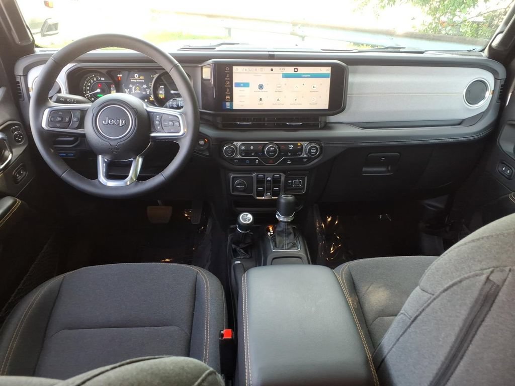 Used 2025 Jeep Wrangler Unlimited Sahara AWD/4WD image 19