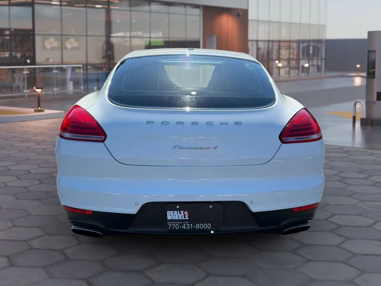 Used 2016 Porsche Panamera RWD image 4