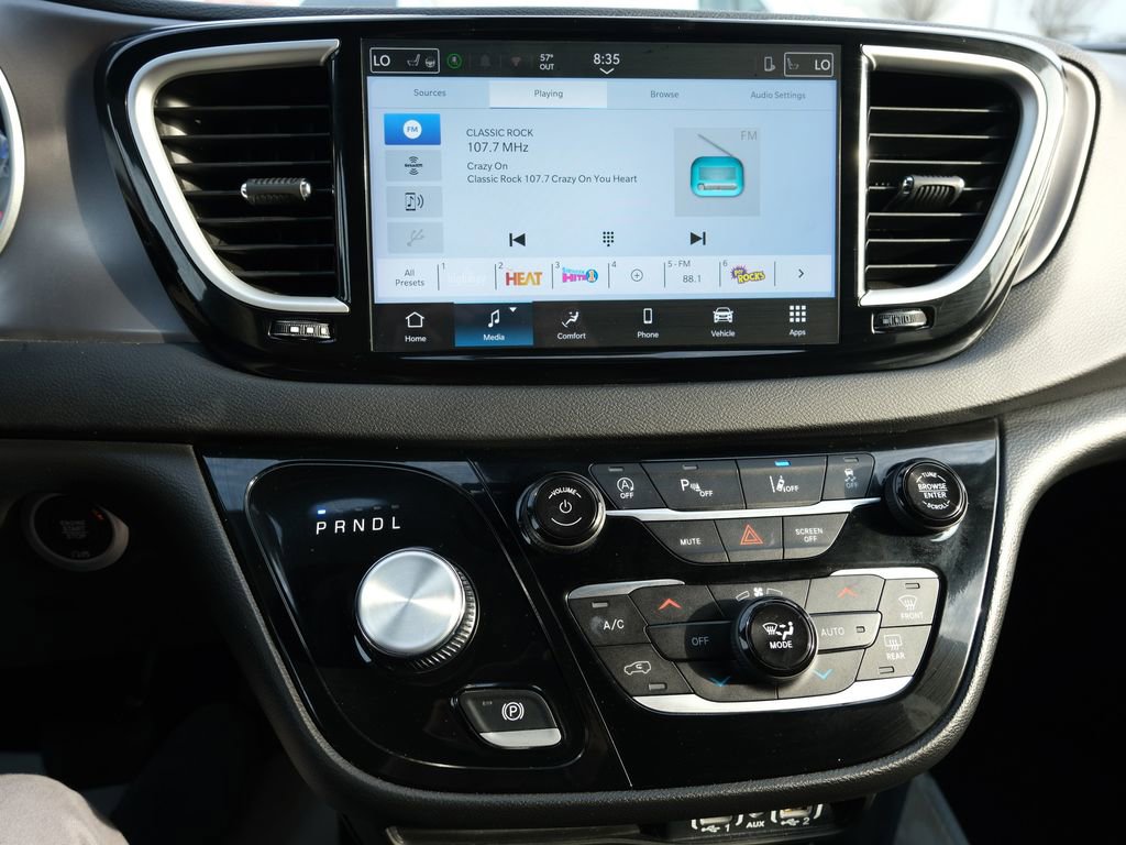 Used 2025 Chrysler Pacifica Select image 18