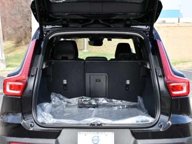 New 2025 Volvo XC40 B5 Core w/ Protection Package Premier image 28