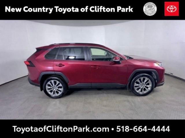 Used 2021 Toyota RAV4 XLE Premium image 2