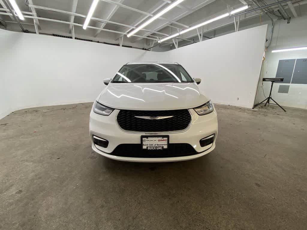 Used 2023 Chrysler Pacifica Touring-L image 9