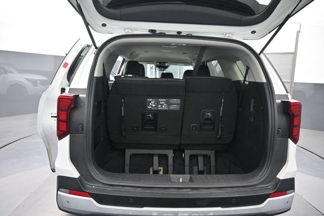 Used 2025 Kia Carnival FWD image 8
