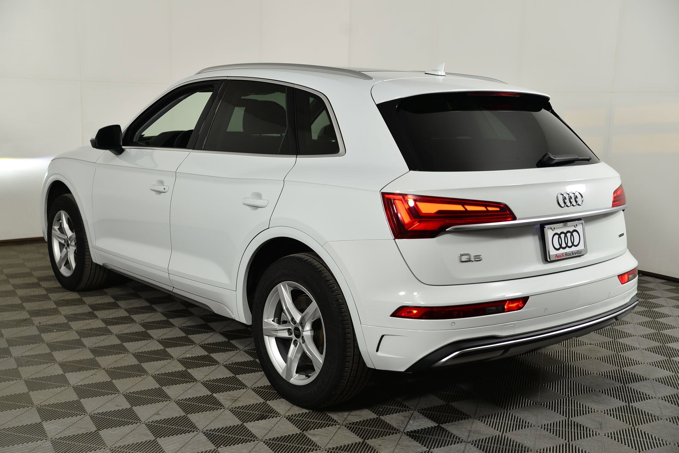 Certified 2023 Audi Q5 2.0T Premium w/ Convenience Package image 3