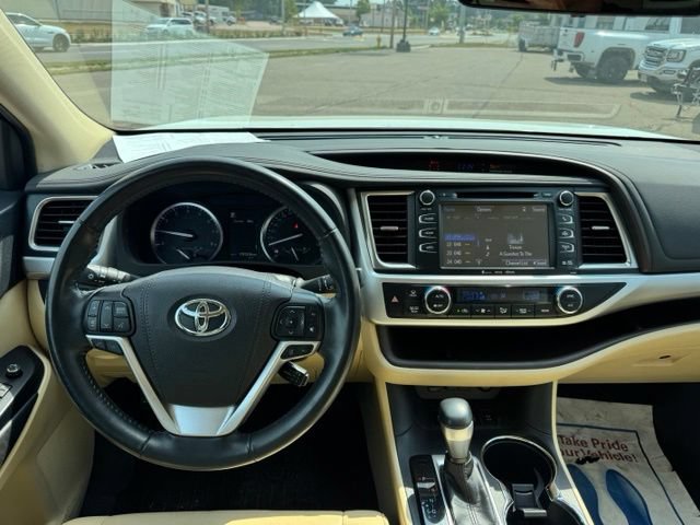 Used 2019 Toyota Highlander XLE AWD/4WD image 17