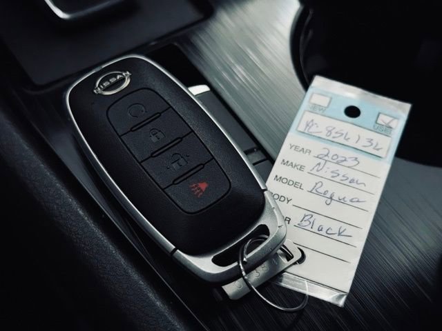 Used 2023 Nissan Rogue SV image 32