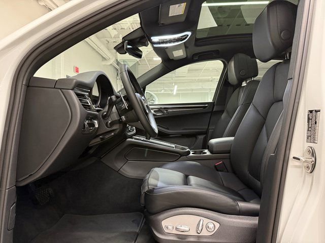 Certified 2025 Porsche Macan AWD/4WD image 5