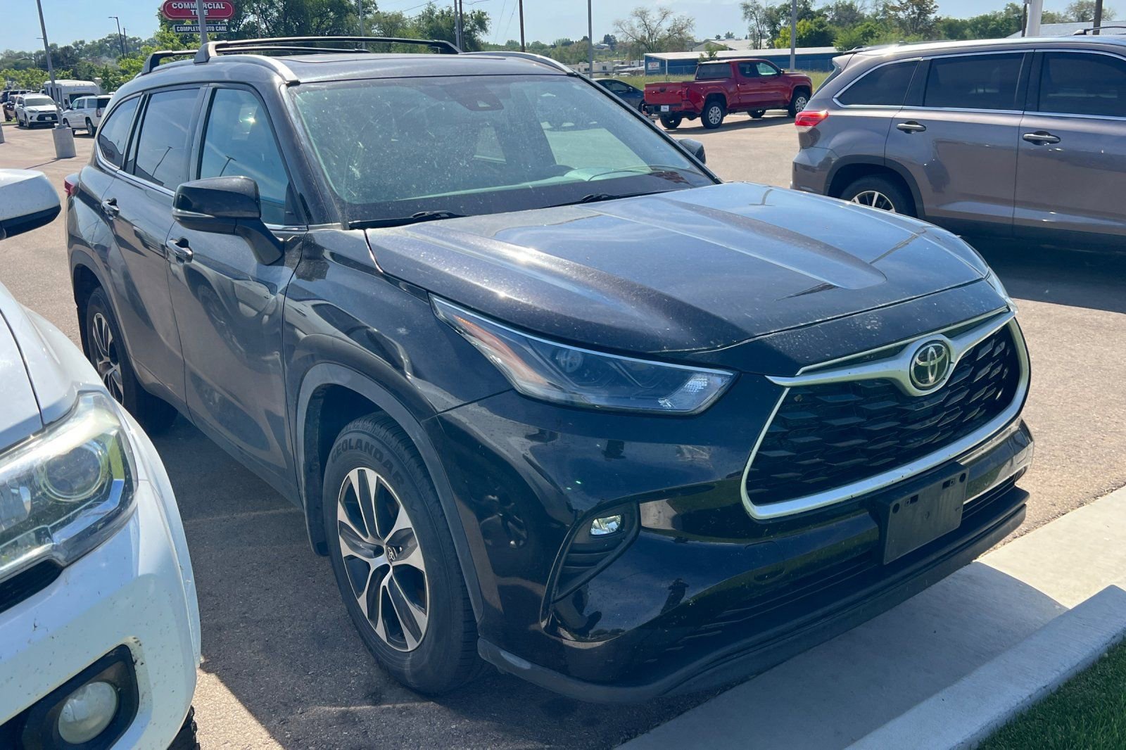 Used 2022 Toyota Highlander XLE AWD/4WD image 2