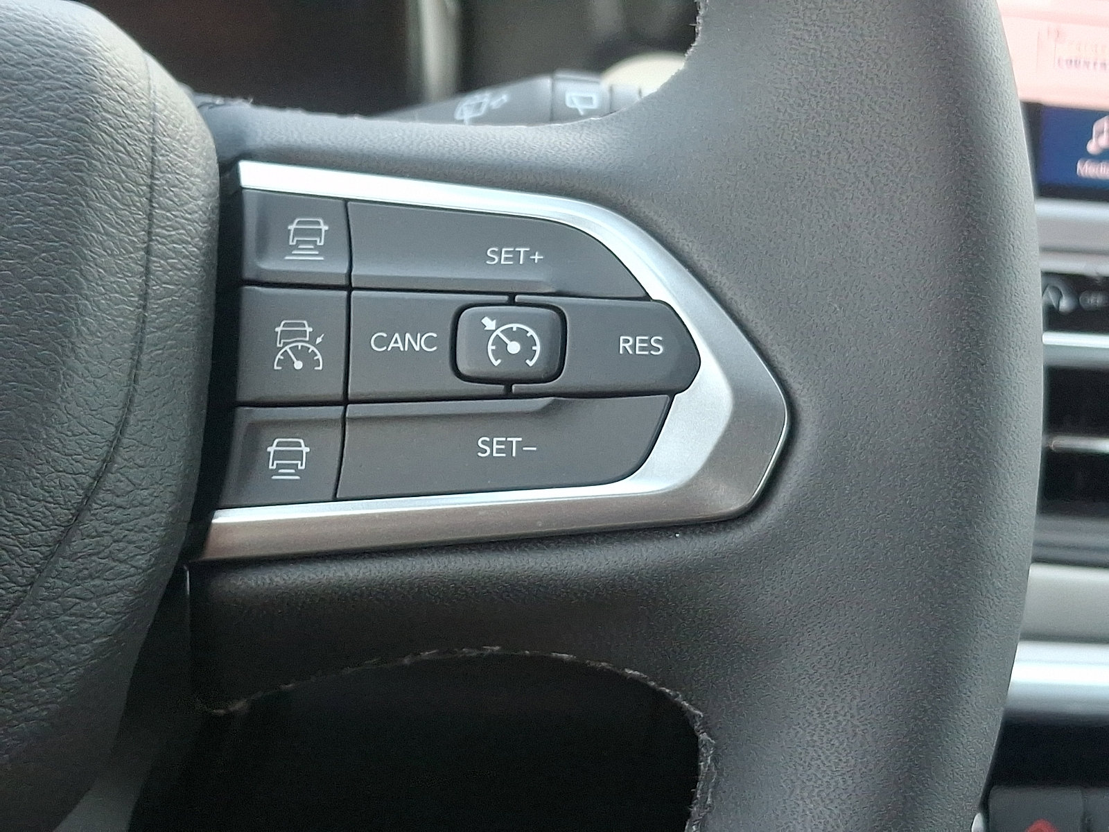 Used 2025 Jeep Compass Limited w/ Elite Group AWD/4WD image 23