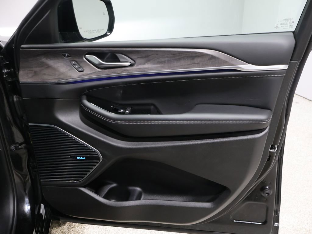 Certified 2022 Jeep Grand Cherokee Overland w/ Luxury Tech Group IV image 25