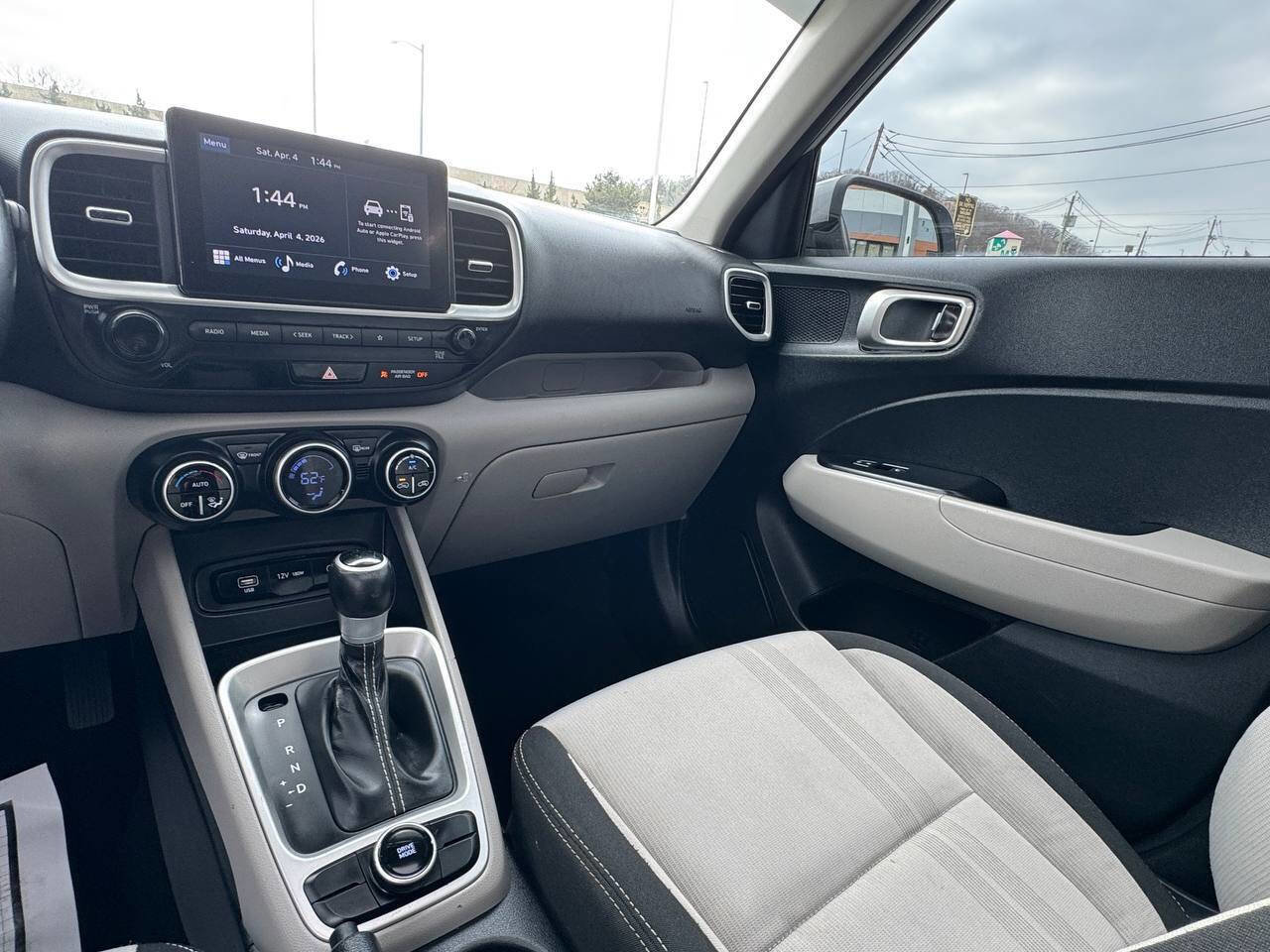 Used 2023 Hyundai Venue SEL image 17