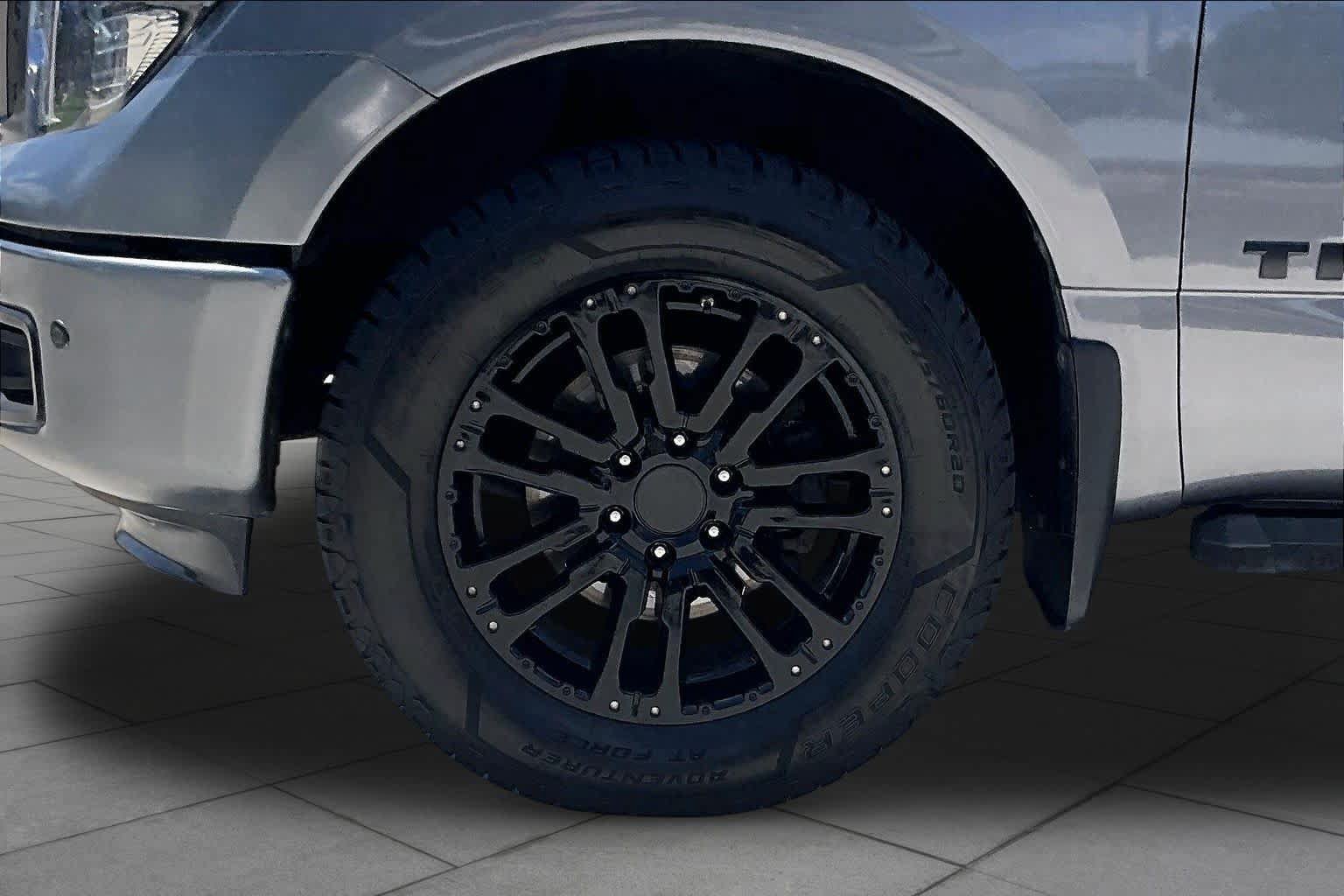 Used 2019 Nissan Titan SV w/ SV Convenience Package AWD/4WD image 11
