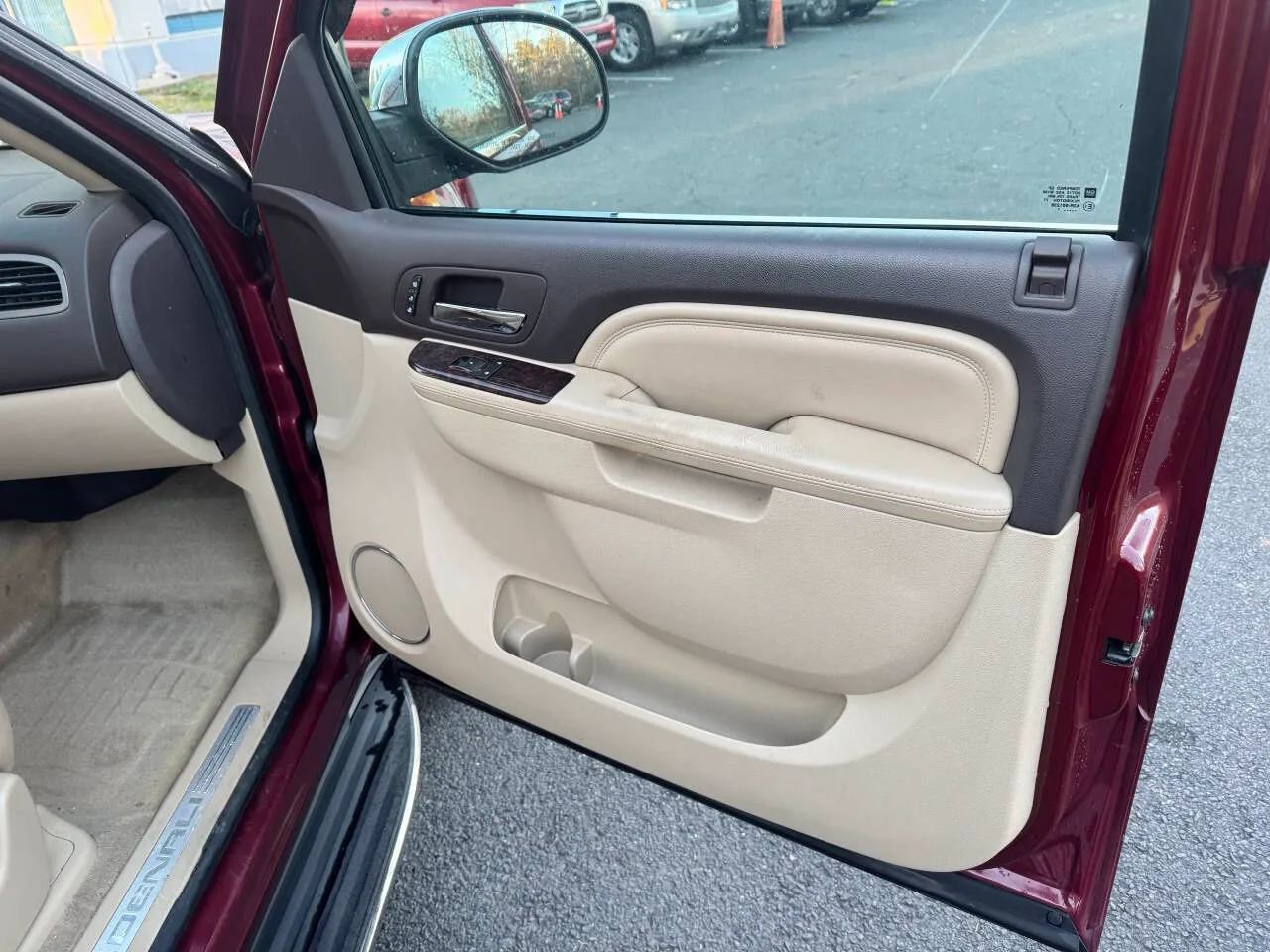Used 2011 GMC Yukon Denali image 39