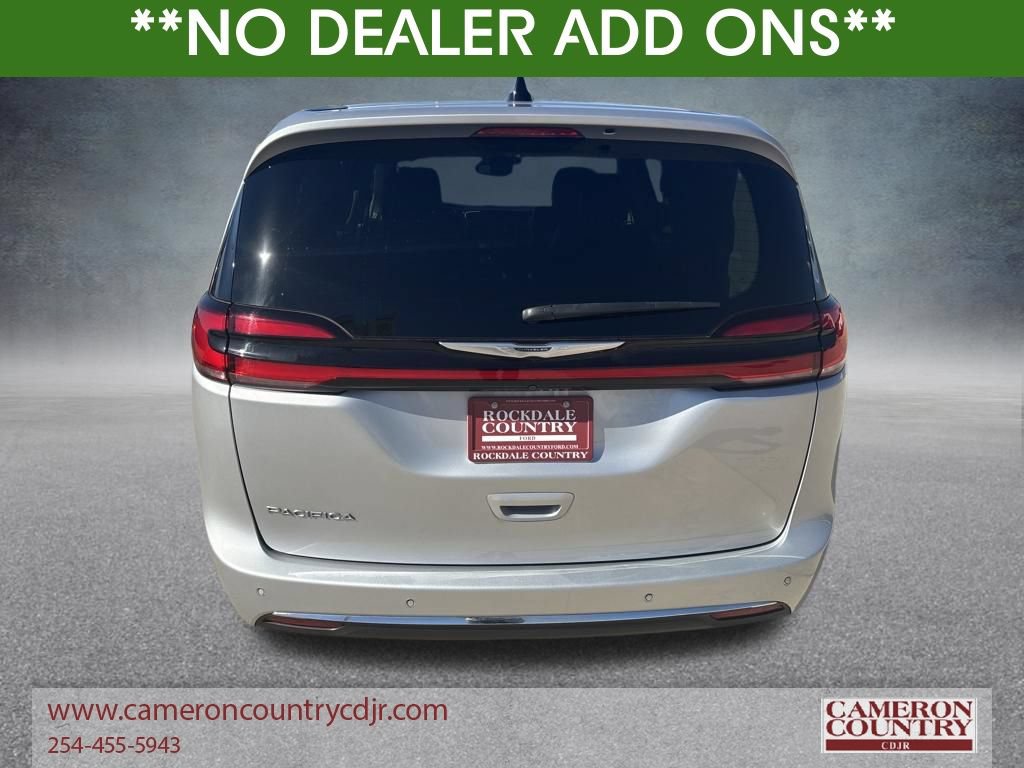 Used 2023 Chrysler Pacifica Touring-L FWD image 4