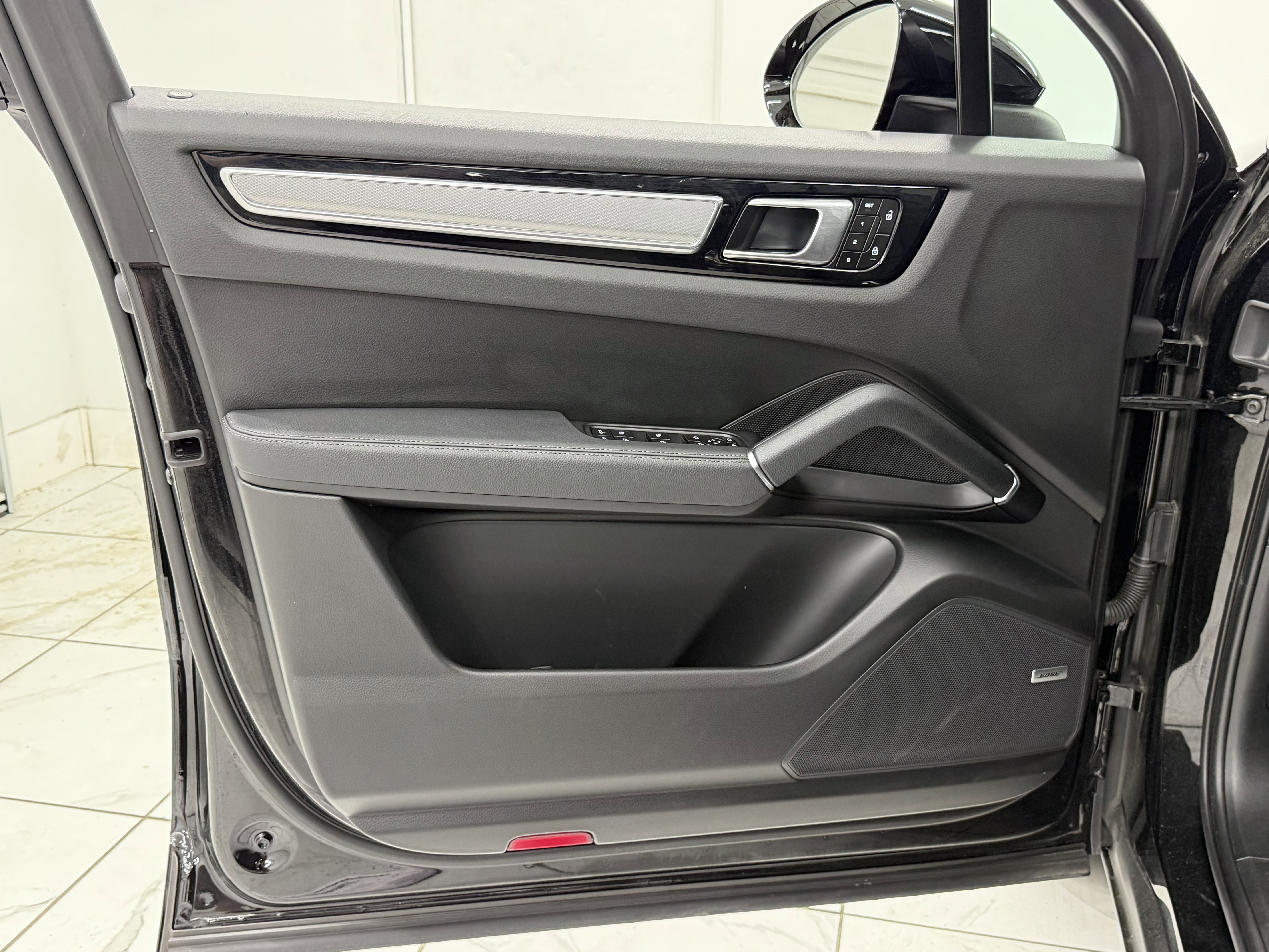 Certified 2023 Porsche Cayenne Platinum Edition image 27