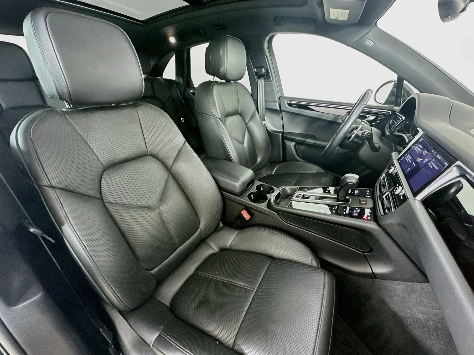 Certified 2022 Porsche Macan AWD/4WD image 47