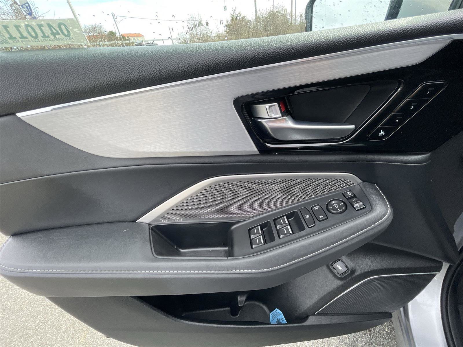 Used 2023 Acura MDX SH-AWD w/ Technology Package image 12