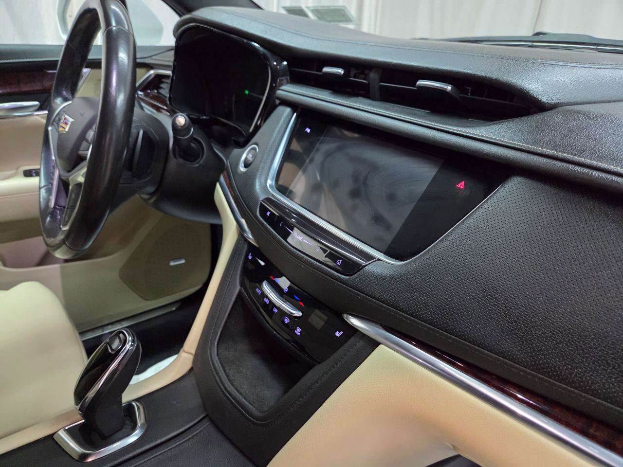 Used 2018 Cadillac XT5 Luxury w/ Driver Awareness Package AWD/4WD image 23