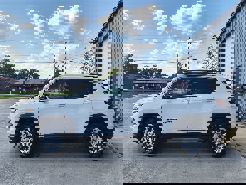 Used 2024 Jeep Compass Latitude image 3