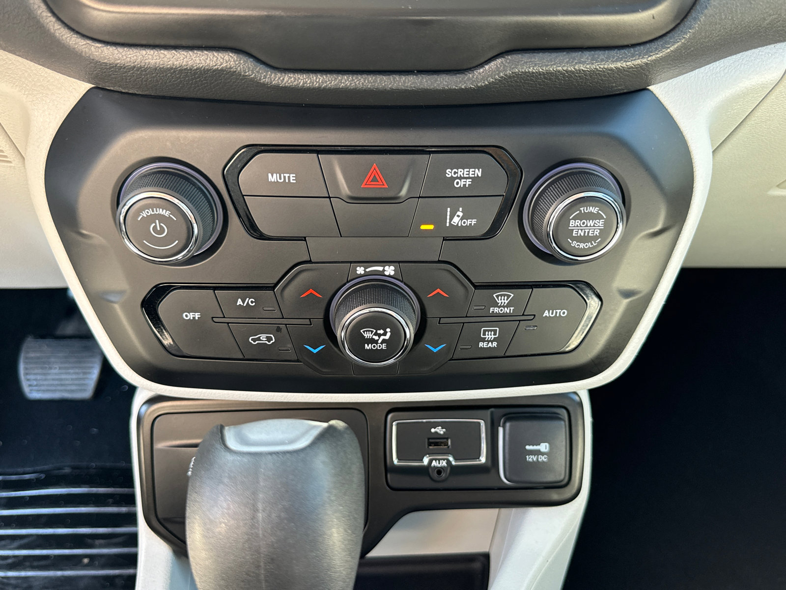 Used 2022 Jeep Renegade Latitude AWD/4WD image 11