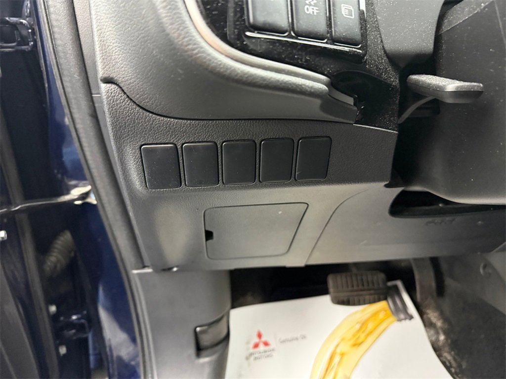 Used 2020 Mitsubishi Outlander ES image 27