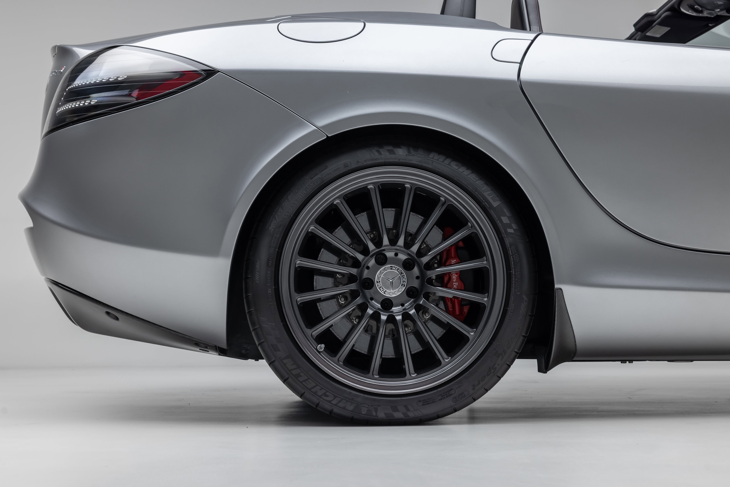 Used 2009 Mercedes-Benz SLR image 14