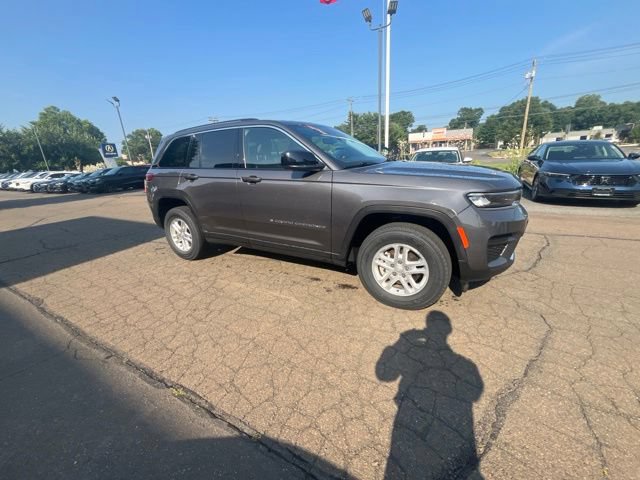 Used 2023 Jeep Grand Cherokee Laredo AWD/4WD image 23