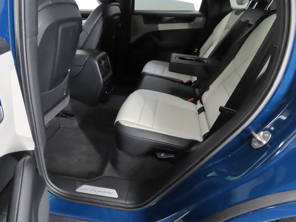 Certified 2025 Porsche Cayenne AWD/4WD image 43