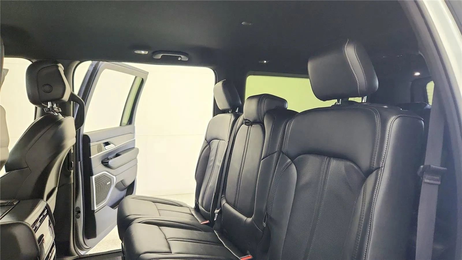 Used 2024 Jeep Wagoneer L Series II w/ Flexible Seating Group image 32