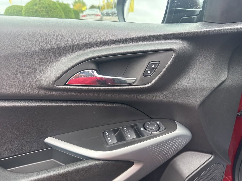 Used 2025 Chevrolet Trax LS image 21