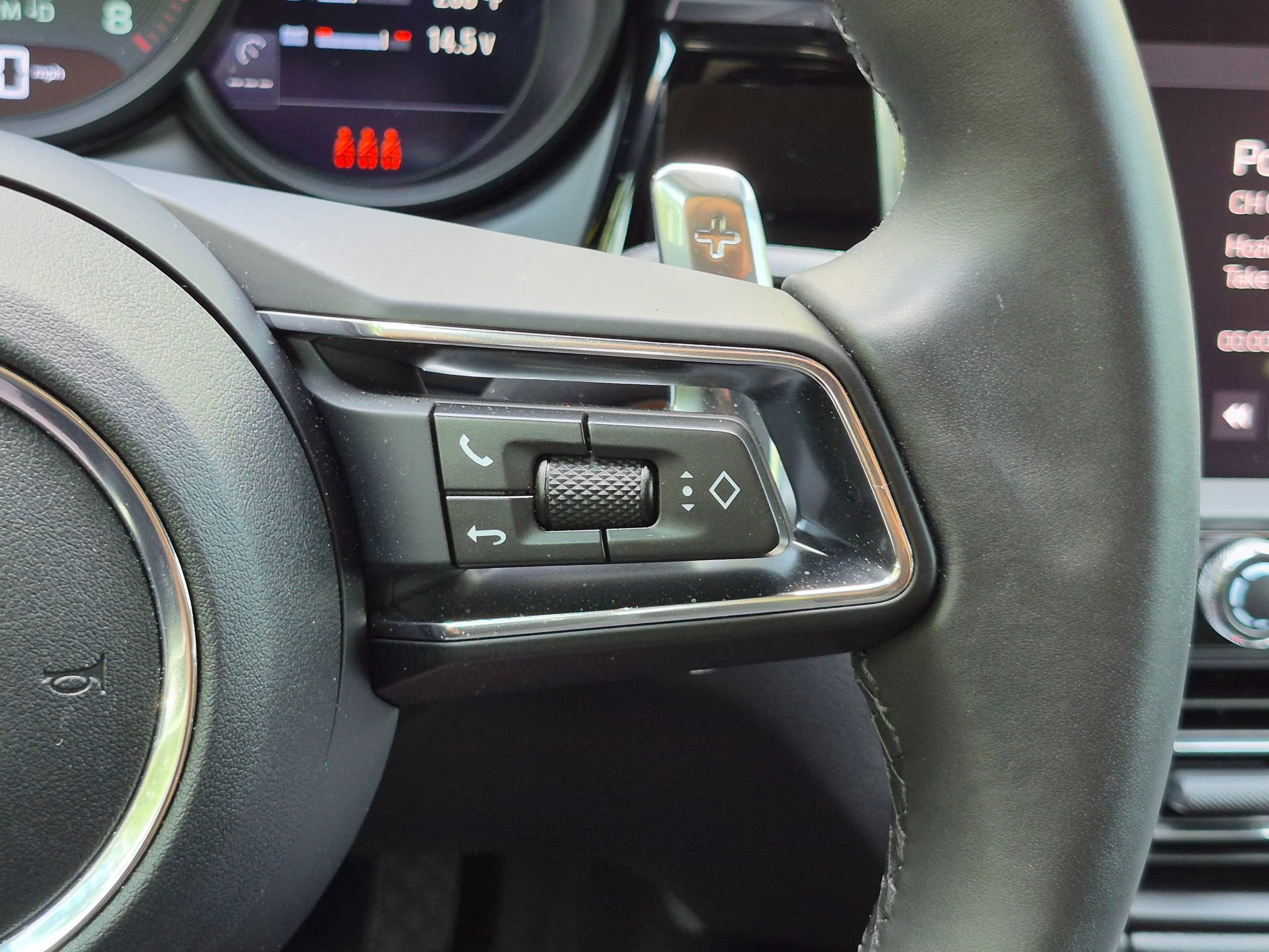 Certified 2026 Porsche Macan AWD/4WD image 10