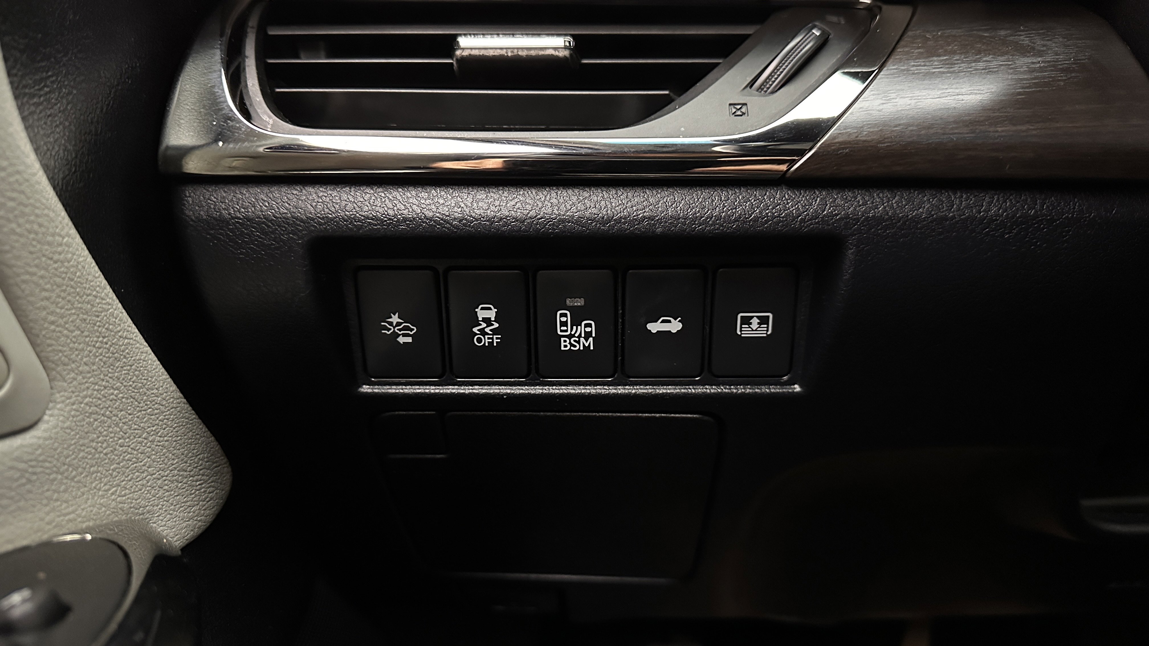Used 2018 Toyota Avalon Limited w/ Protection Package FWD image 19