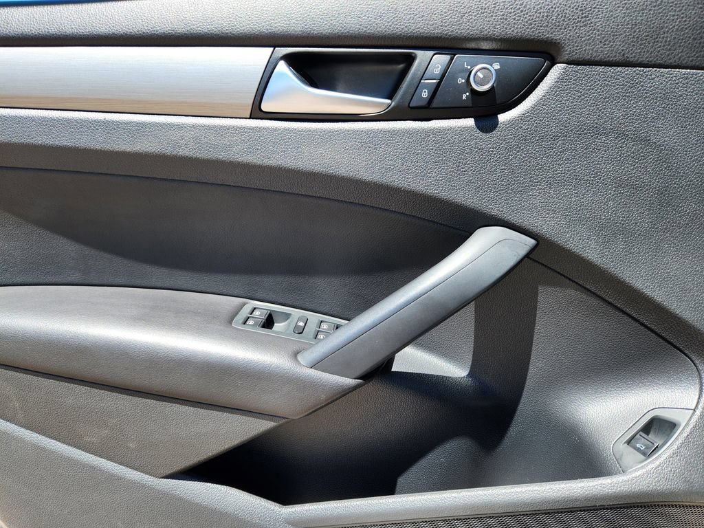 Used 2015 Volkswagen Passat TDI SE FWD image 13