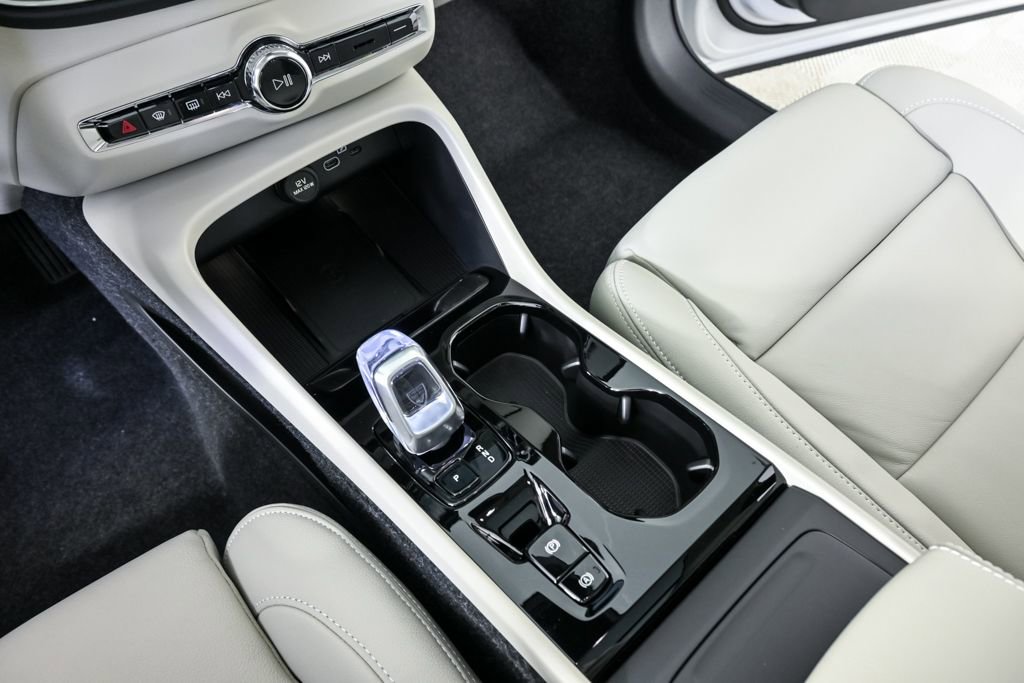 New 2026 Volvo XC40 B5 Ultra w/ Protection Package Premier image 17