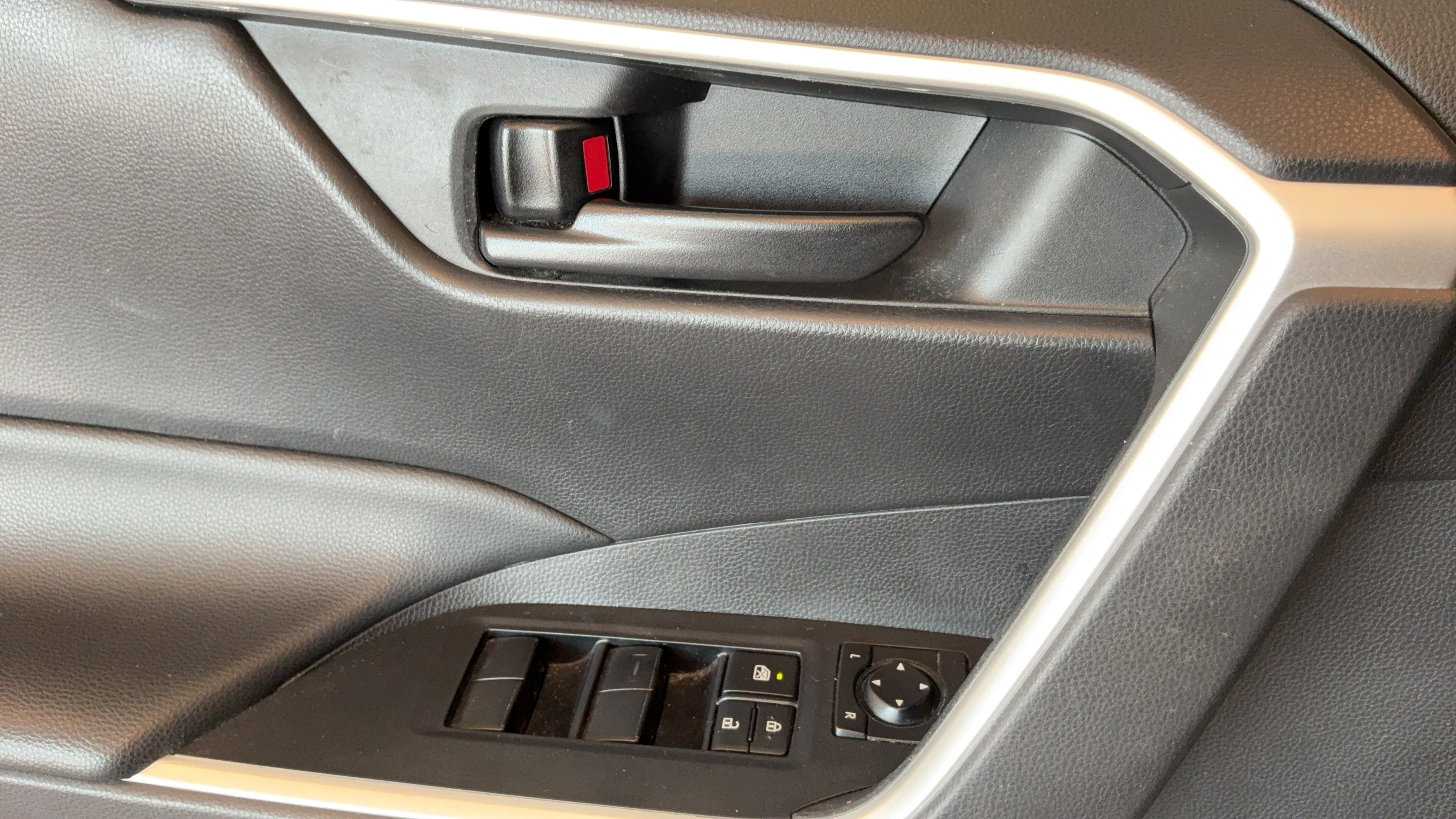 Used 2022 Toyota RAV4 LE AWD/4WD image 25