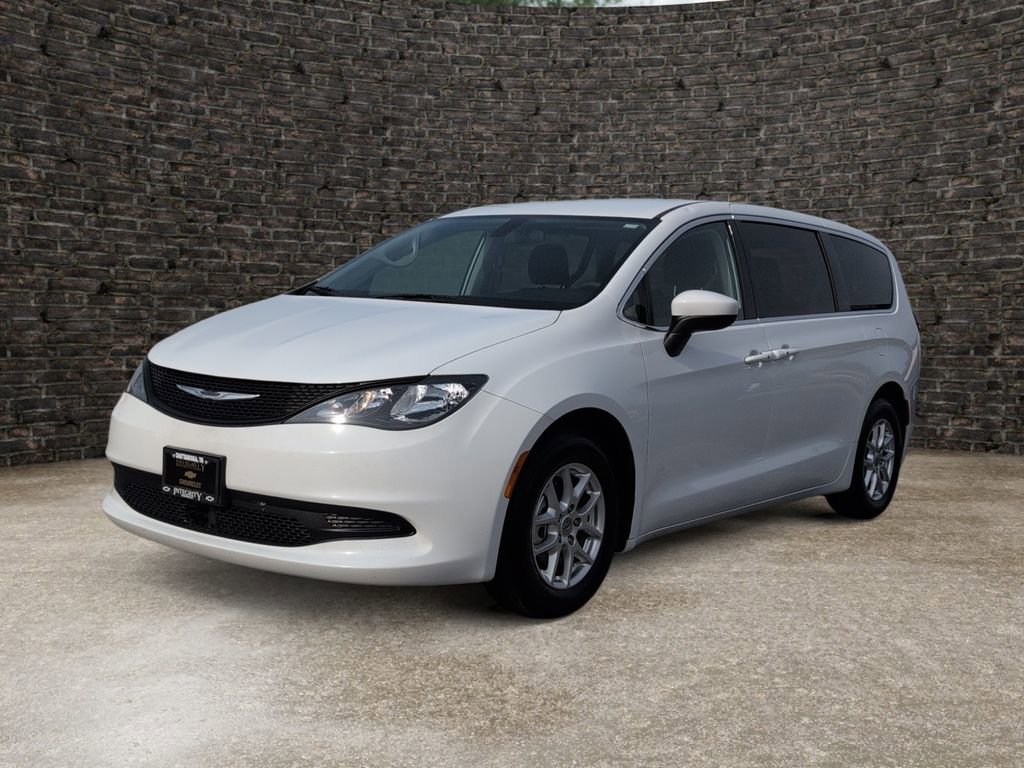 Used 2022 Chrysler Voyager LX image 6