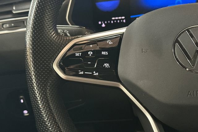 Used 2024 Volkswagen Tiguan SE R-Line image 29