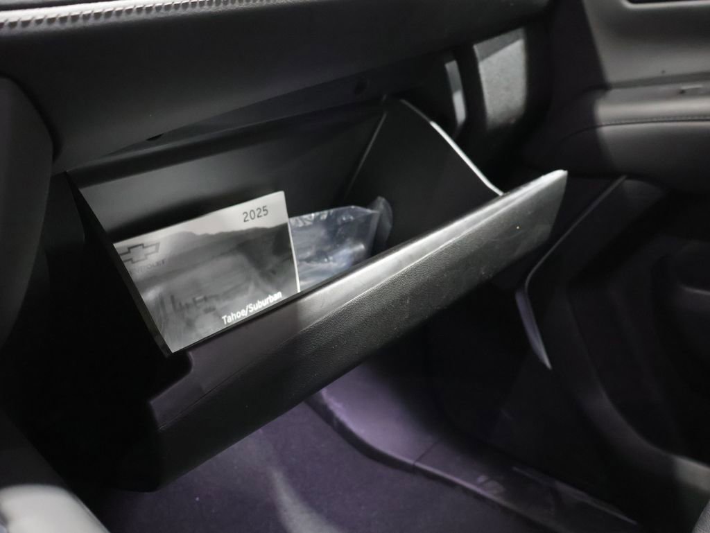 Used 2025 Chevrolet Suburban Z71 image 32