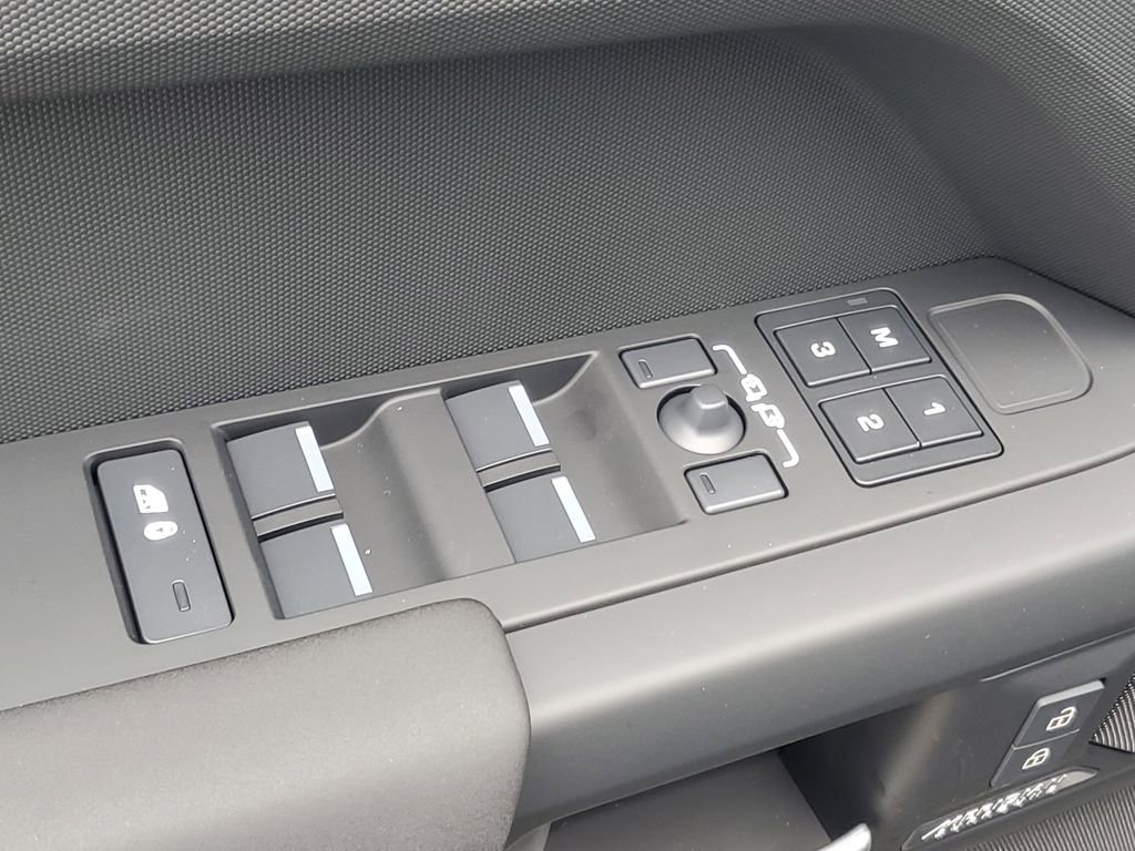 New 2026 Land Rover Defender 130 X-Dynamic SE image 8