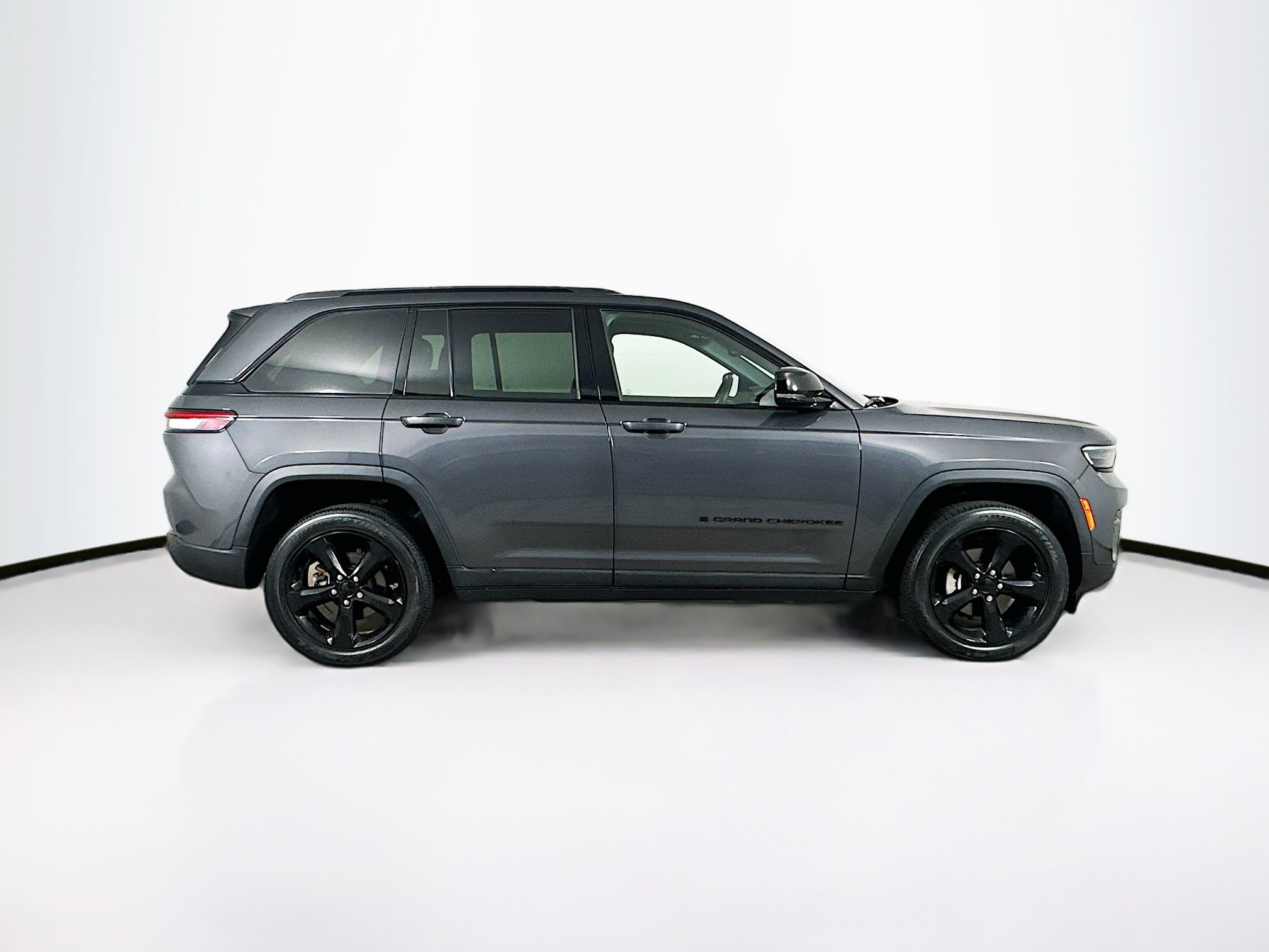 Used 2023 Jeep Grand Cherokee Altitude AWD/4WD image 10