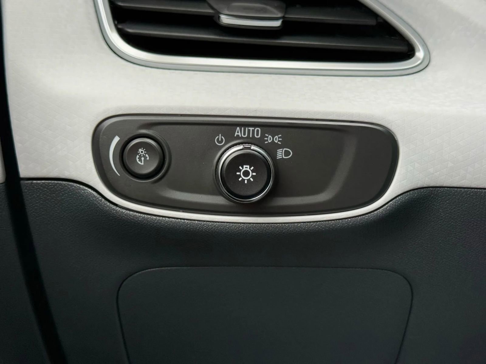 Used 2017 Chevrolet Bolt Premier w/ Driver Confidence II Package image 27