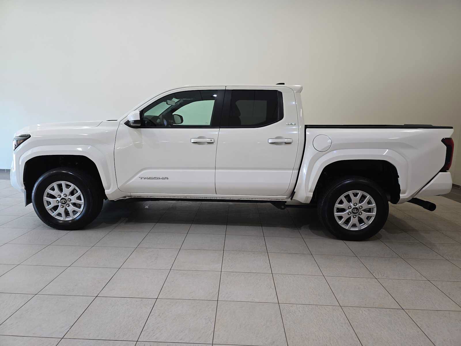 Certified 2025 Toyota Tacoma SR5 w/ SR5 Upgrade Package AWD/4WD image 3